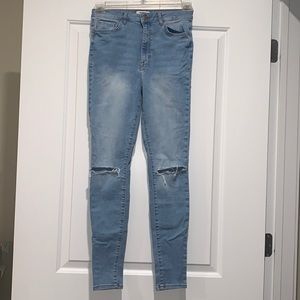 Forever 21 - Stretch High-Riss Ripped Knee Light Denim (Size 26)